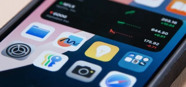 iPhone uygulama gizleme yöntemlerini ve kilitli klasörleri temsil eden güvenlik temalı akıllı telefon ekranı.